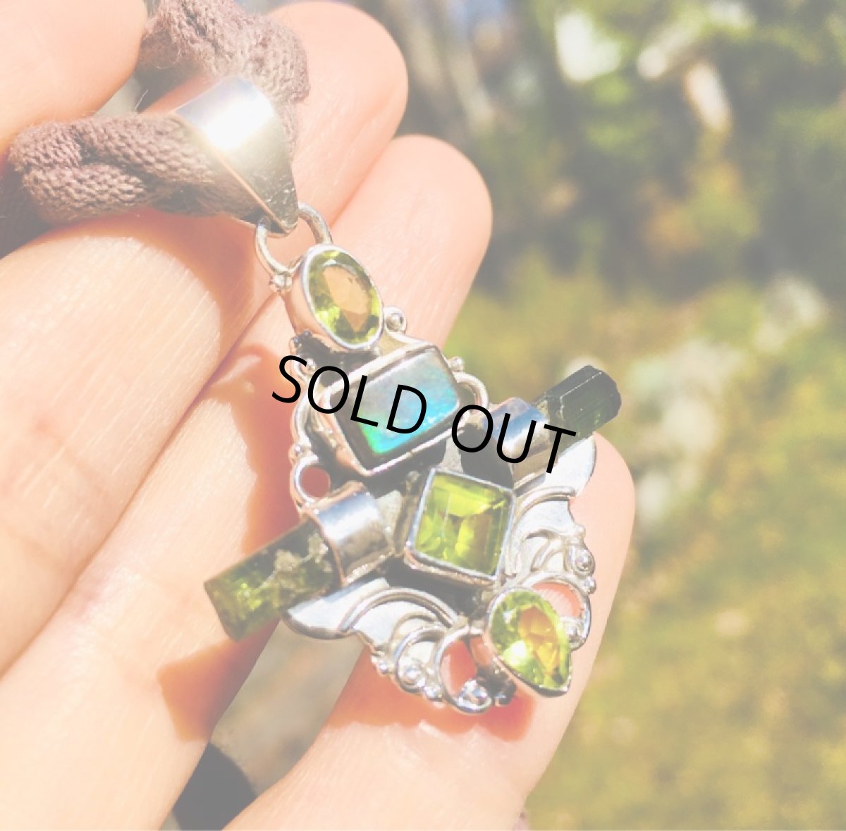 画像2: １点もの上質カナダ産アンモライトペンダントwithグリーントルマリン原石＆ペリドット★エンジェル天使デザイン (2)