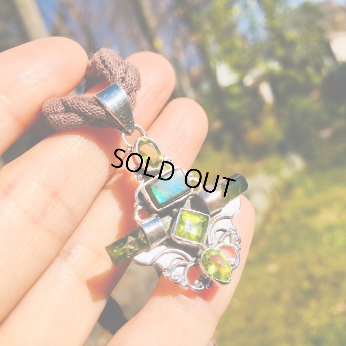 画像3: １点もの上質カナダ産アンモライトペンダントwithグリーントルマリン原石＆ペリドット★エンジェル天使デザイン (3)