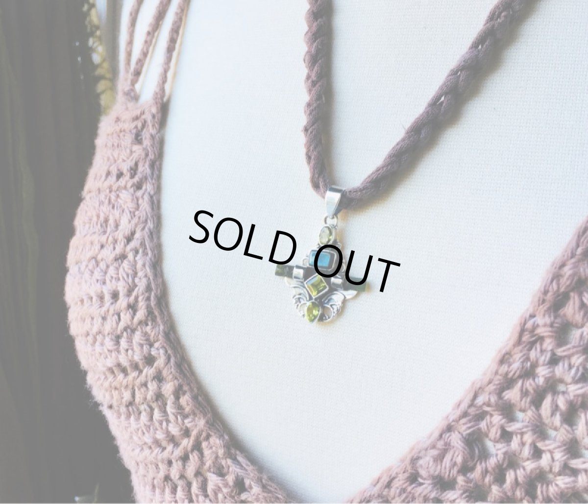 画像9: １点もの上質カナダ産アンモライトペンダントwithグリーントルマリン原石＆ペリドット★エンジェル天使デザイン (9)