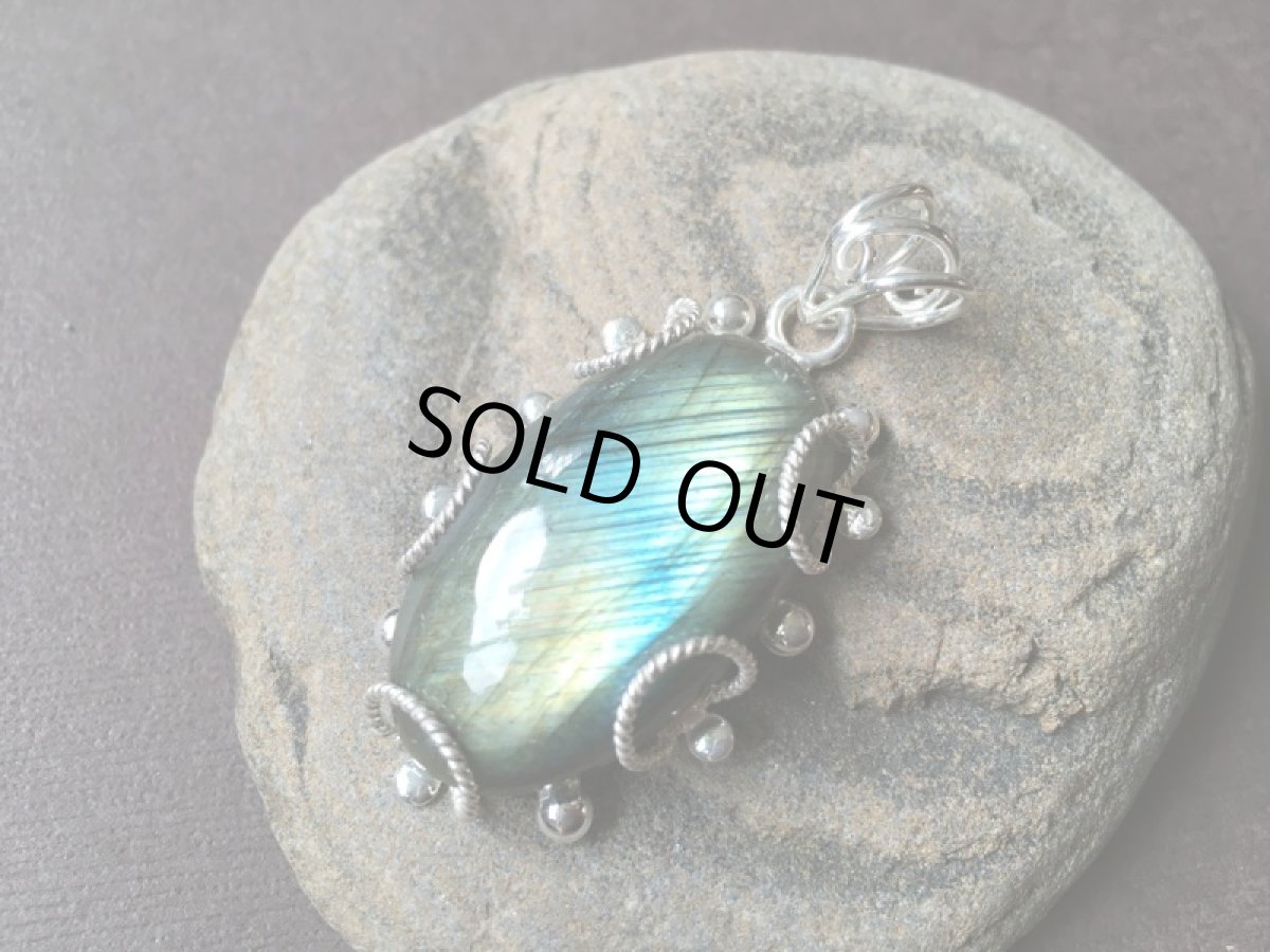 画像7: 1点物★神秘的ブルー・グリーン・ゴールド　上質大ぶりラブラドライト ペンダントトップ★天然石パワーストーン　アクセサリー (7)