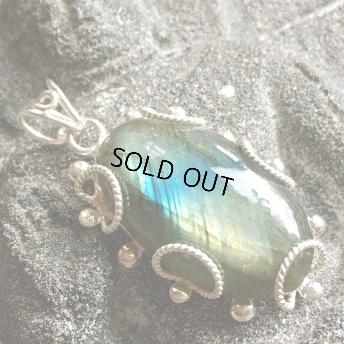 画像2: 1点物★神秘的ブルー・グリーン・ゴールド　上質大ぶりラブラドライト ペンダントトップ★天然石パワーストーン　アクセサリー (2)