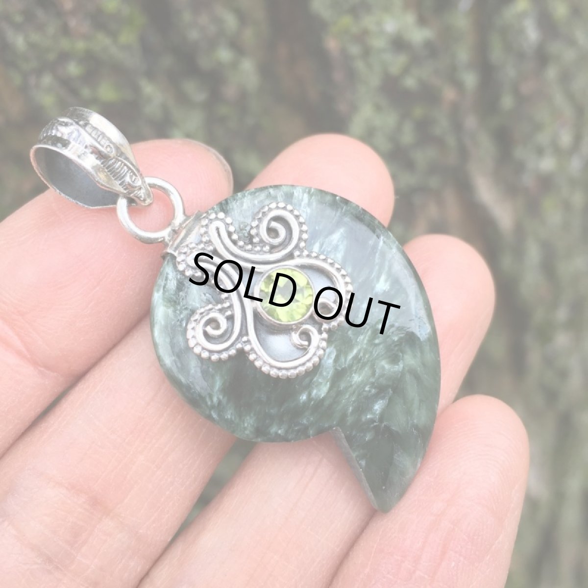 画像9: 天使の羽が見える♪　高品質セラフィナイト＆ペリドット ペンダントトップ*勾玉*シルバー925*デザイナージュエリー (9)