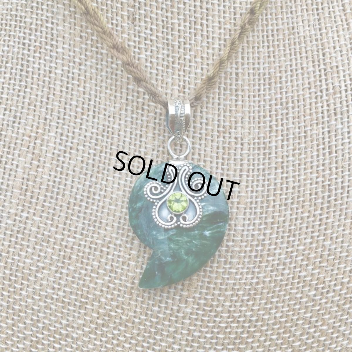 画像12: 天使の羽が見える♪　高品質セラフィナイト＆ペリドット ペンダントトップ*勾玉*シルバー925*デザイナージュエリー (12)