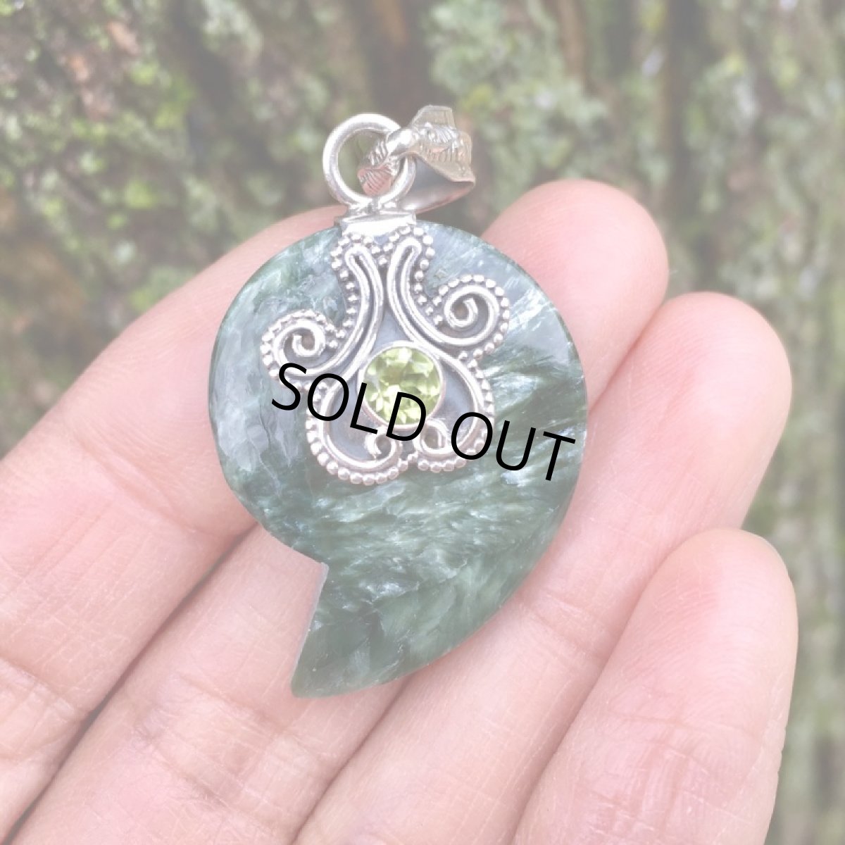 画像8: 天使の羽が見える♪　高品質セラフィナイト＆ペリドット ペンダントトップ*勾玉*シルバー925*デザイナージュエリー (8)