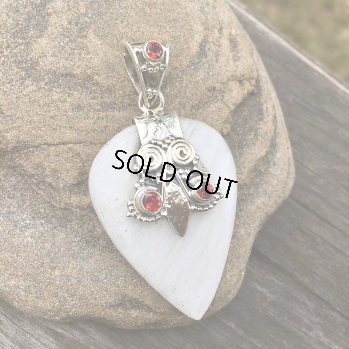 画像7: 浄化の石 スコレサイト（スコレス沸石）＆ガーネット ペンダントトップ*ゼオライト　開運フクロウ梟デザイン*1点物パワーストーン天然石*スターリングシルバー (7)