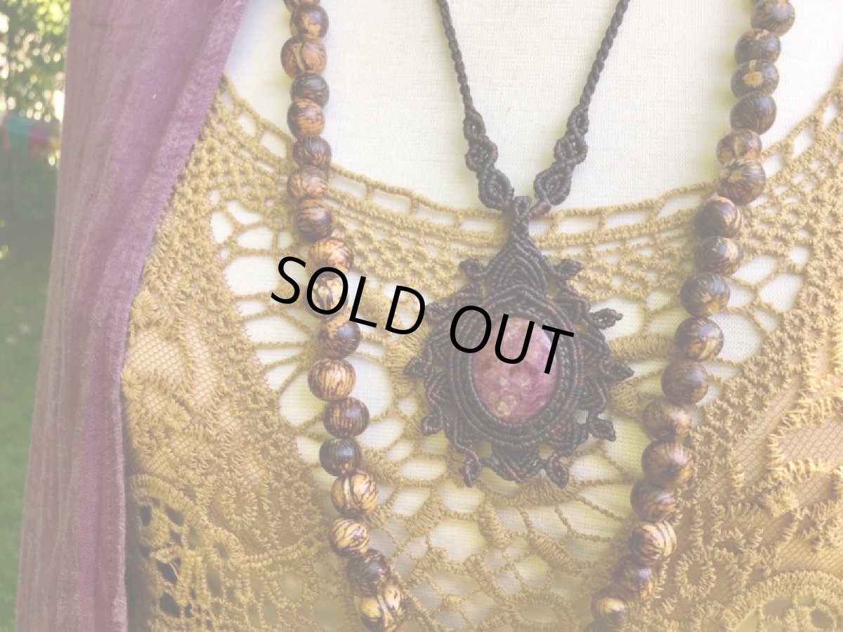 画像16: １点物　高品質　アフリカ産　天然ルビー＆ロードナイト ネックレス*ペンダント*曼荼羅デザイン*マクラメアクセサリー*天然石パワーストーン (16)