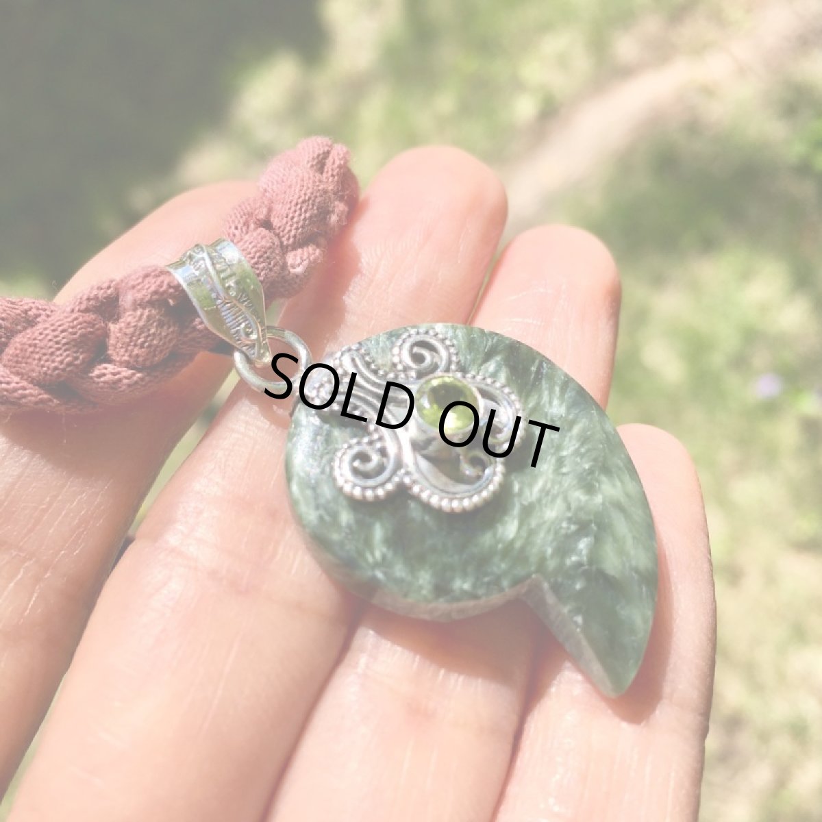 画像2: 天使の羽が見える♪　高品質セラフィナイト＆ペリドット ペンダントトップ*勾玉*シルバー925*デザイナージュエリー (2)