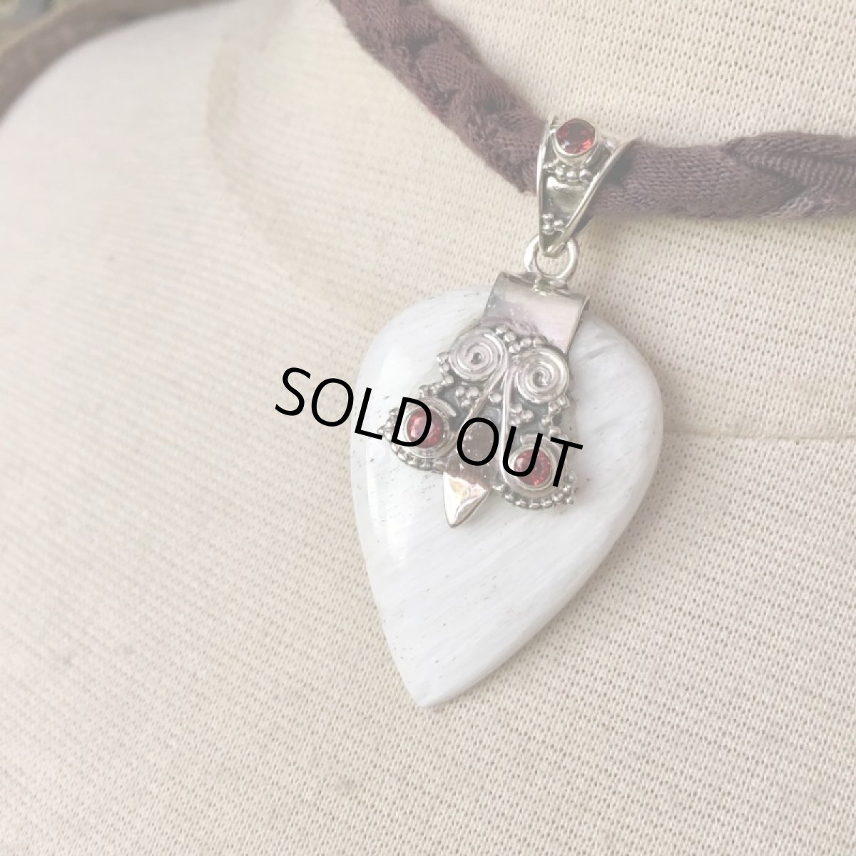 画像12: 浄化の石 スコレサイト（スコレス沸石）＆ガーネット ペンダントトップ*ゼオライト　開運フクロウ梟デザイン*1点物パワーストーン天然石*スターリングシルバー (12)