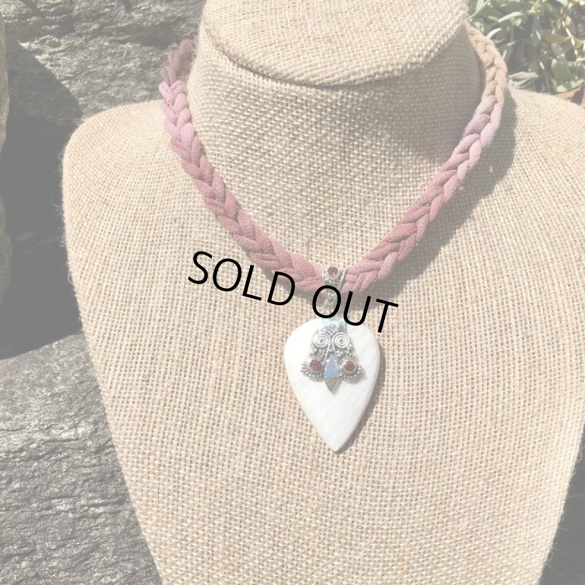 画像2: 浄化の石 スコレサイト（スコレス沸石）＆ガーネット ペンダントトップ*ゼオライト　開運フクロウ梟デザイン*1点物パワーストーン天然石*スターリングシルバー (2)