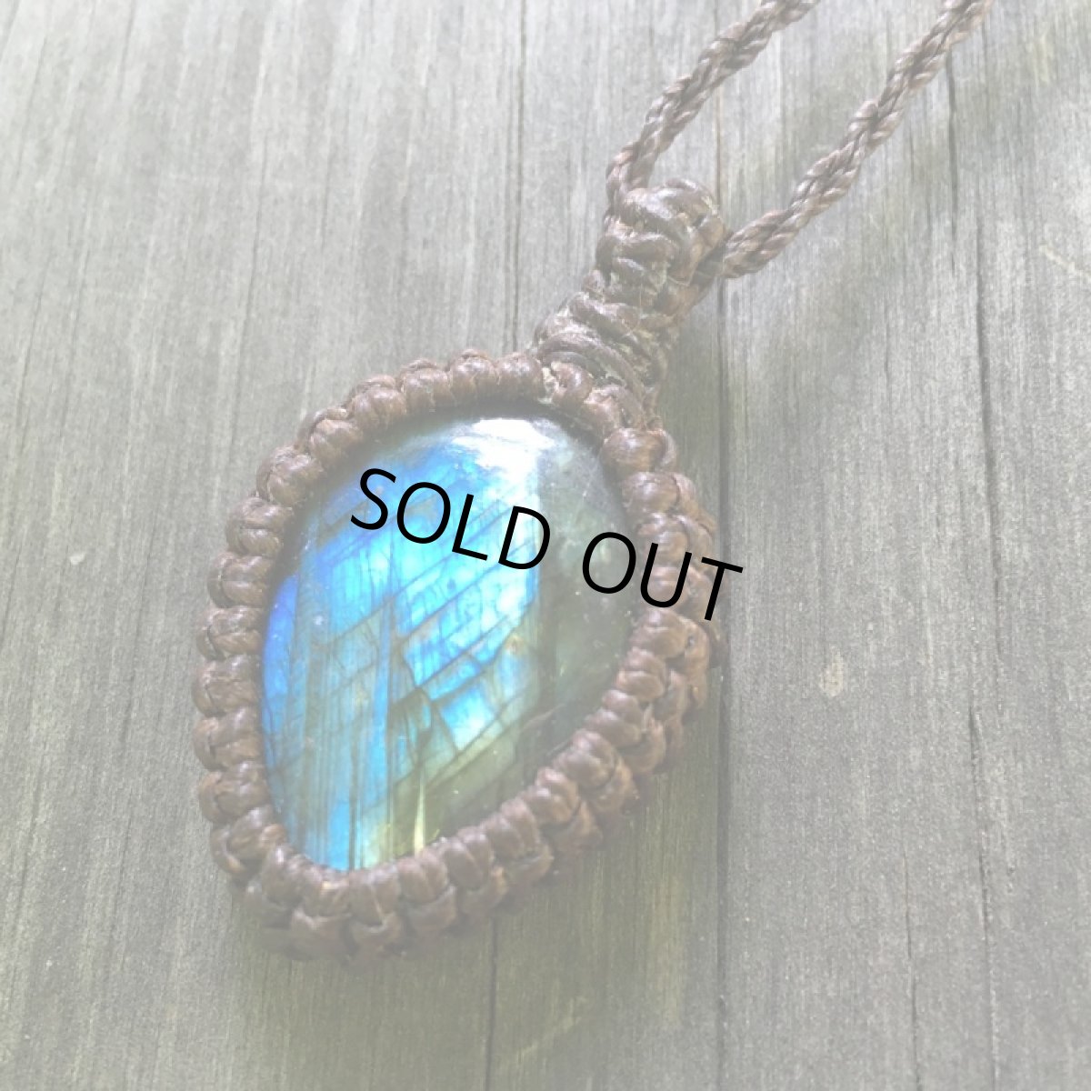 画像12: １点物　流れ星模様　ディープブルー・ゴールド・グリーンのシラー♪夢の実現をサポート♪　ラブラドライトのペンダント/ネックレス*シンプル*石留め*マクラメ*天然石*パワーストーン (12)