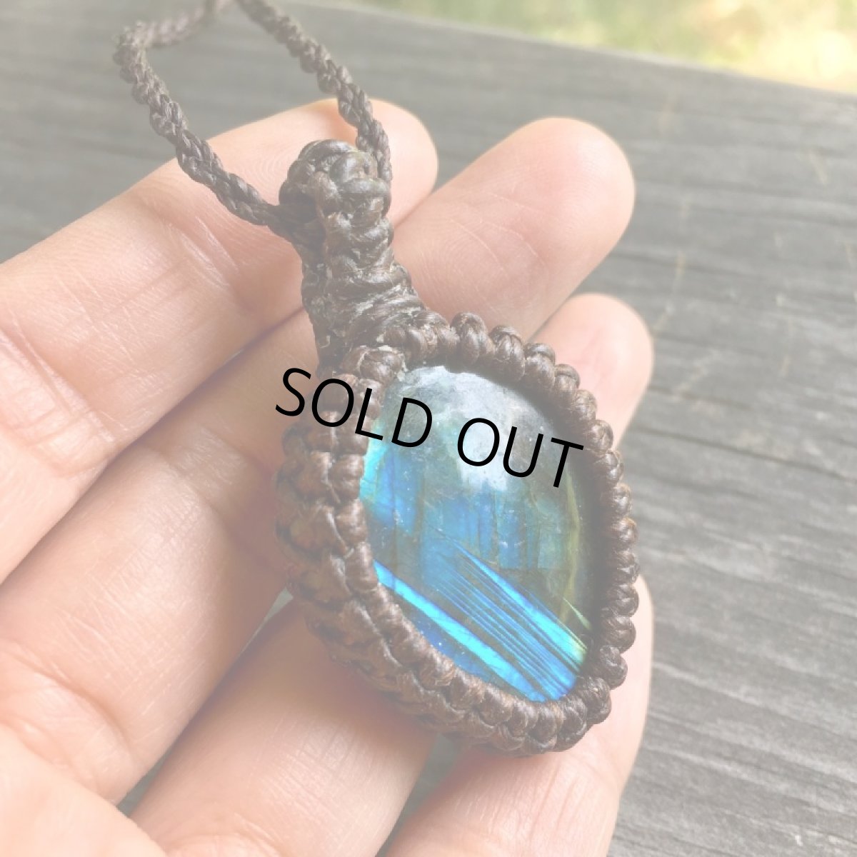 画像9: １点物　流れ星模様　ディープブルー・ゴールド・グリーンのシラー♪夢の実現をサポート♪　ラブラドライトのペンダント/ネックレス*シンプル*石留め*マクラメ*天然石*パワーストーン (9)