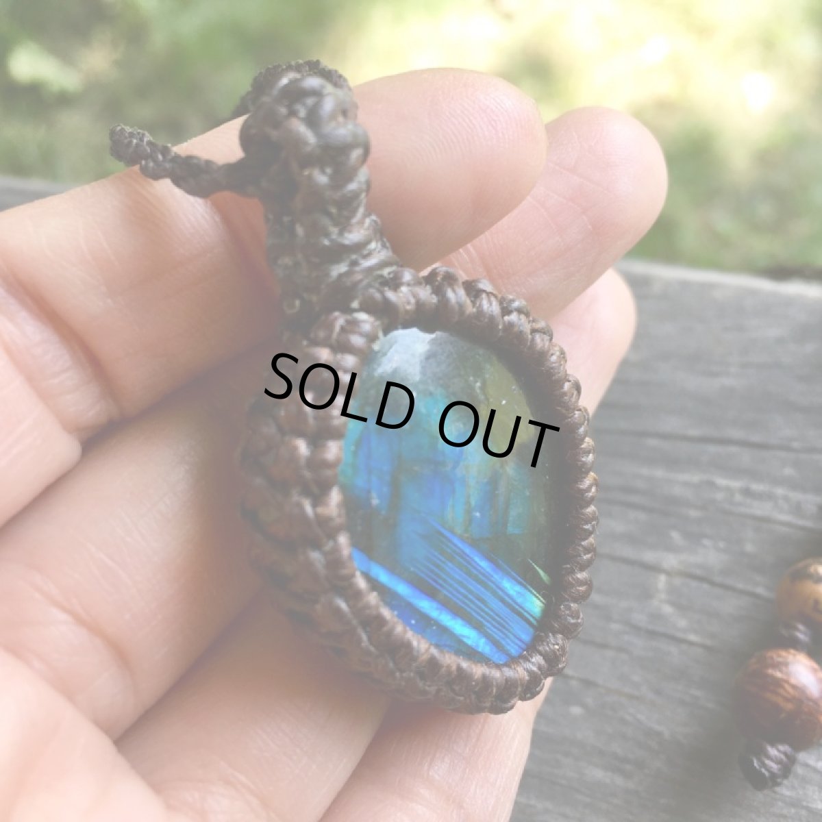 画像10: １点物　流れ星模様　ディープブルー・ゴールド・グリーンのシラー♪夢の実現をサポート♪　ラブラドライトのペンダント/ネックレス*シンプル*石留め*マクラメ*天然石*パワーストーン (10)