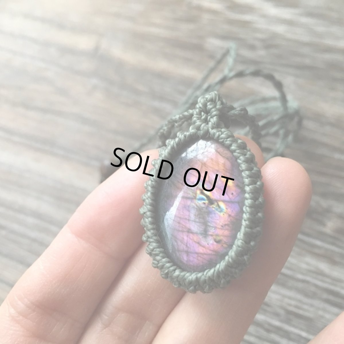 画像2: １点物　ピンク〜パープル高品質スペクトロライト　ペンダント/ネックレス*シンプル*マクラメ*石留め*編み込み*天然石パワーストーン (2)