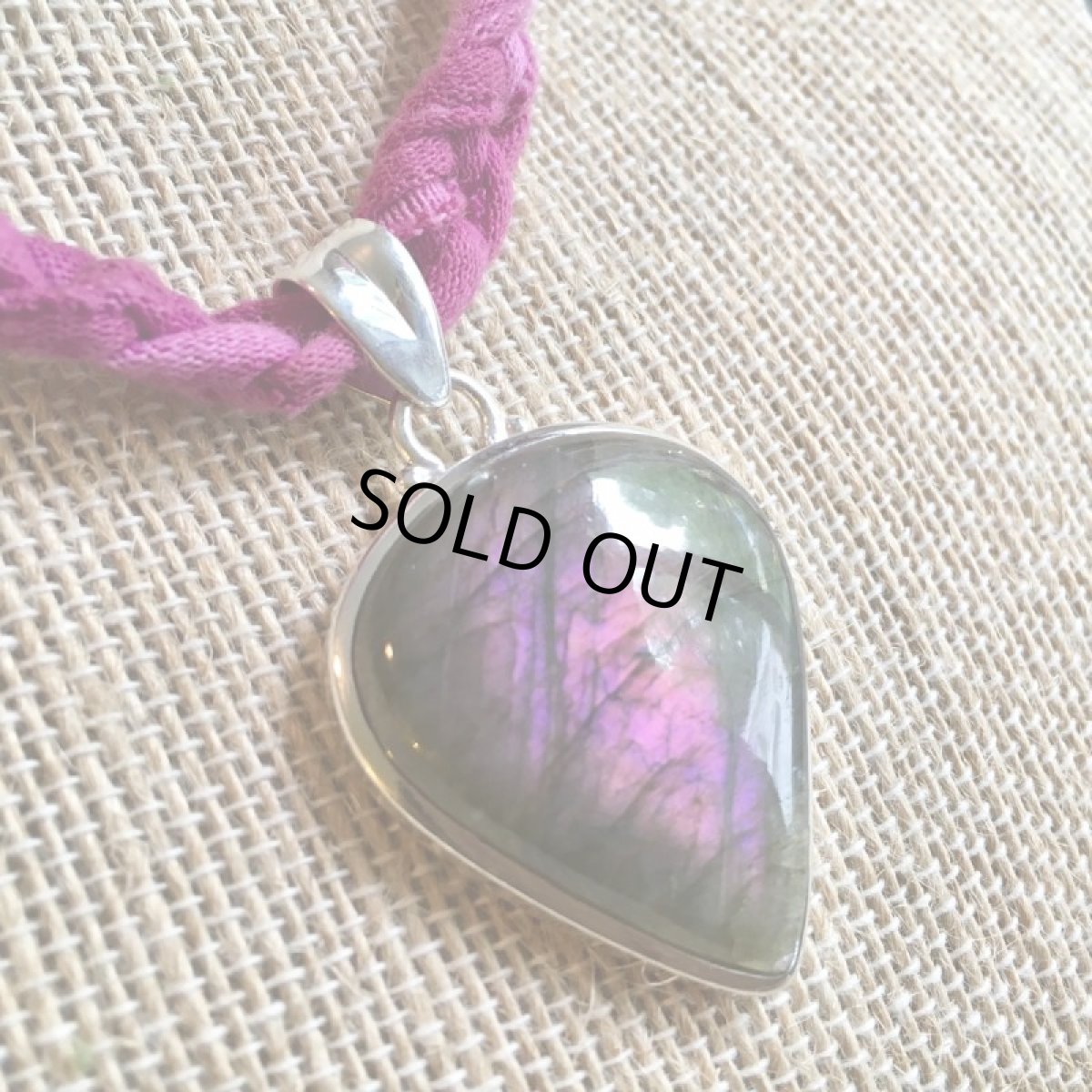 画像2: 大ぶりレア1点物ピンク〜パープル　高品質ラブラドライト　ペンダントトップ (2)