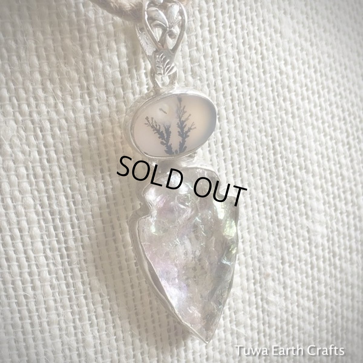 画像9: 1点もの　虹色エンジェルオーラクォーツ/レインボーオーラ with デンドリティック（ランドスケープ）アゲート・デンドライト　ペンダントトップ　矢じり型　 (9)