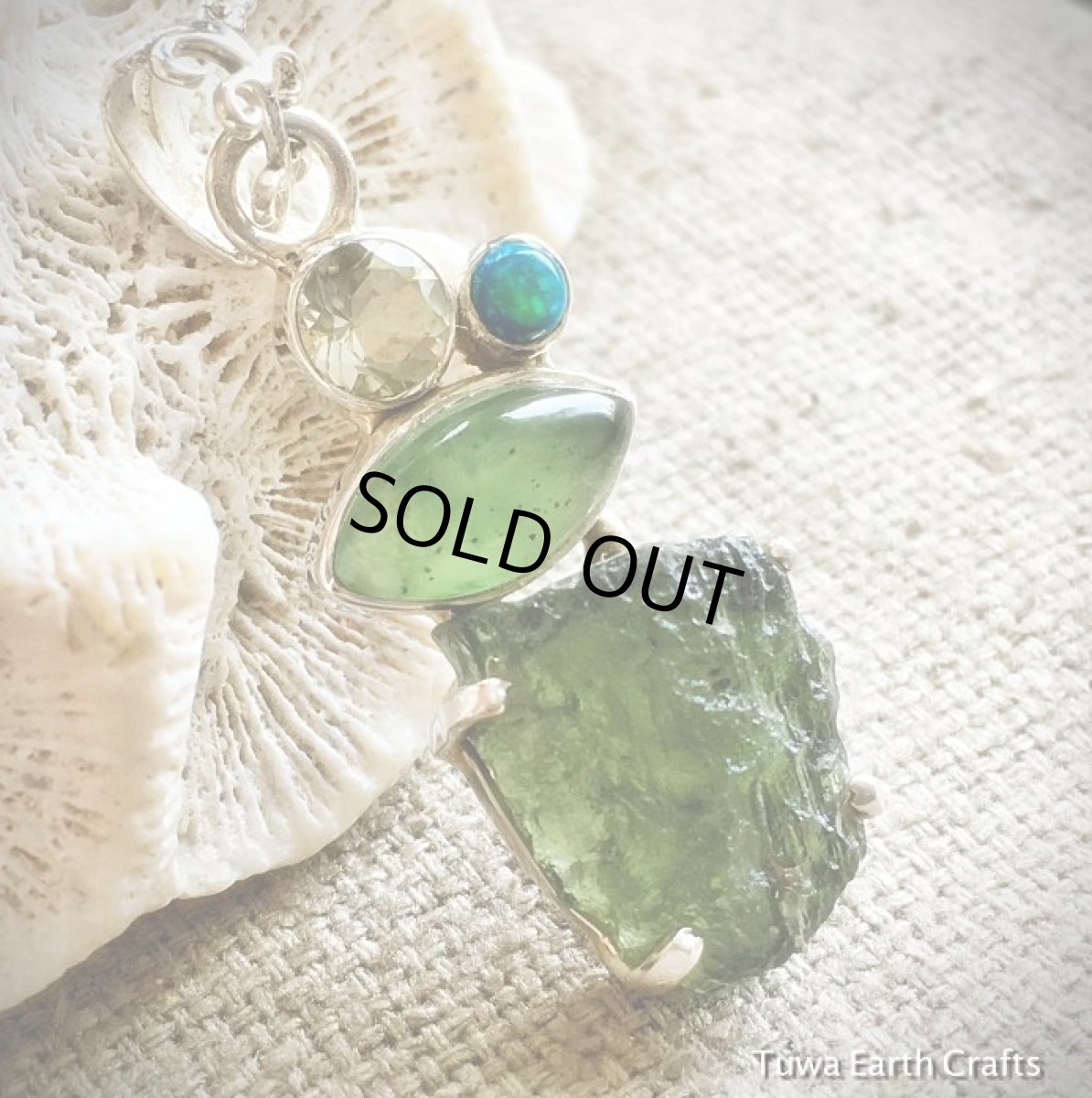 画像5: １点物 モルダバイト原石ペンダントトップwithファイヤーオパール x プレナイト x グリーンアメジスト 鉱物・ミネラル スターリングシルバー (5)