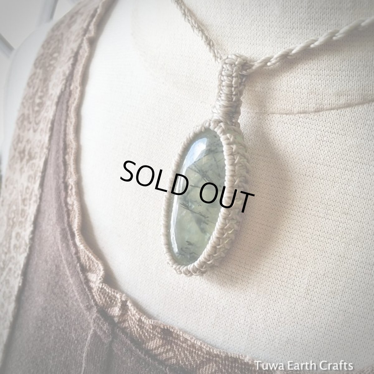 画像4: 【癒しの天然石】大ぶりエピドート入りプレナイト（マリ産）　ペンダント・ネックレス★ヒーリング　断捨離パワーストーン　ハンドメイド　マクラメ石包み石留め (4)