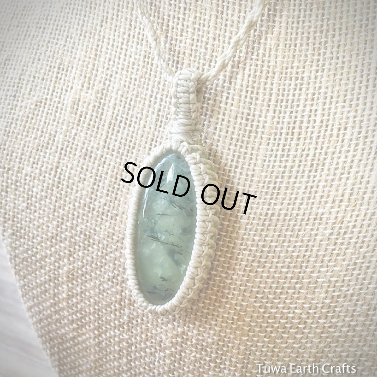 画像2: 【癒しの天然石】大ぶりエピドート入りプレナイト（マリ産）　ペンダント・ネックレス★ヒーリング　断捨離パワーストーン　ハンドメイド　マクラメ石包み石留め (2)