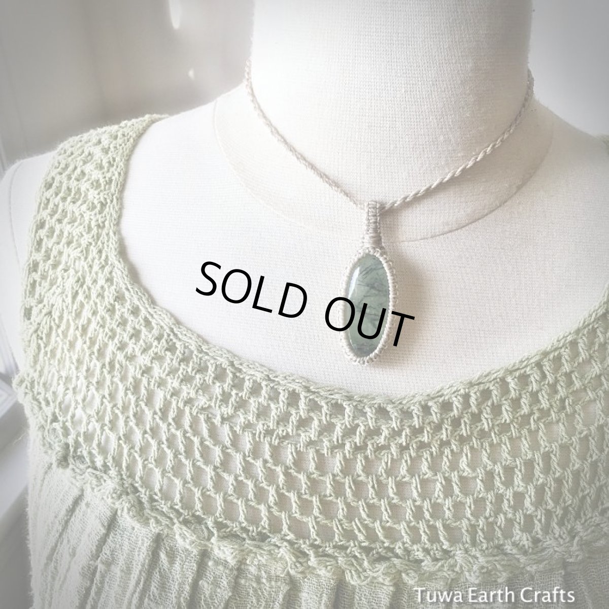 画像9: 【癒しの天然石】大ぶりエピドート入りプレナイト（マリ産）　ペンダント・ネックレス★ヒーリング　断捨離パワーストーン　ハンドメイド　マクラメ石包み石留め (9)