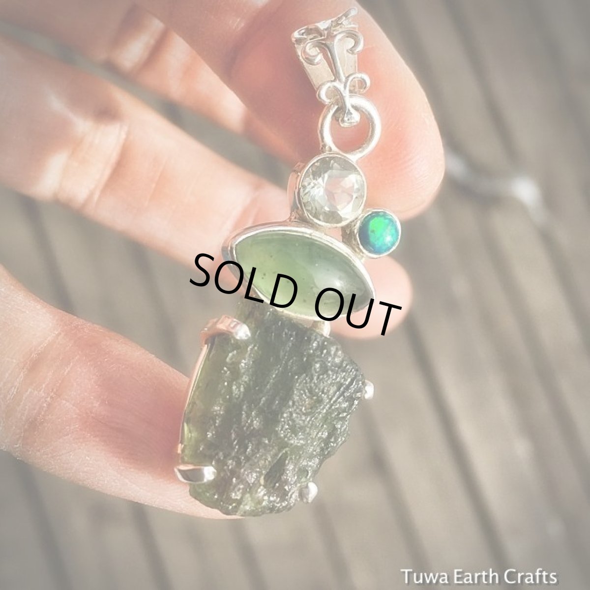 画像3: １点物 モルダバイト原石ペンダントトップwithファイヤーオパール x プレナイト x グリーンアメジスト 鉱物・ミネラル スターリングシルバー (3)