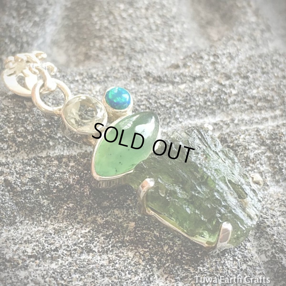 画像7: １点物 モルダバイト原石ペンダントトップwithファイヤーオパール x プレナイト x グリーンアメジスト 鉱物・ミネラル スターリングシルバー (7)