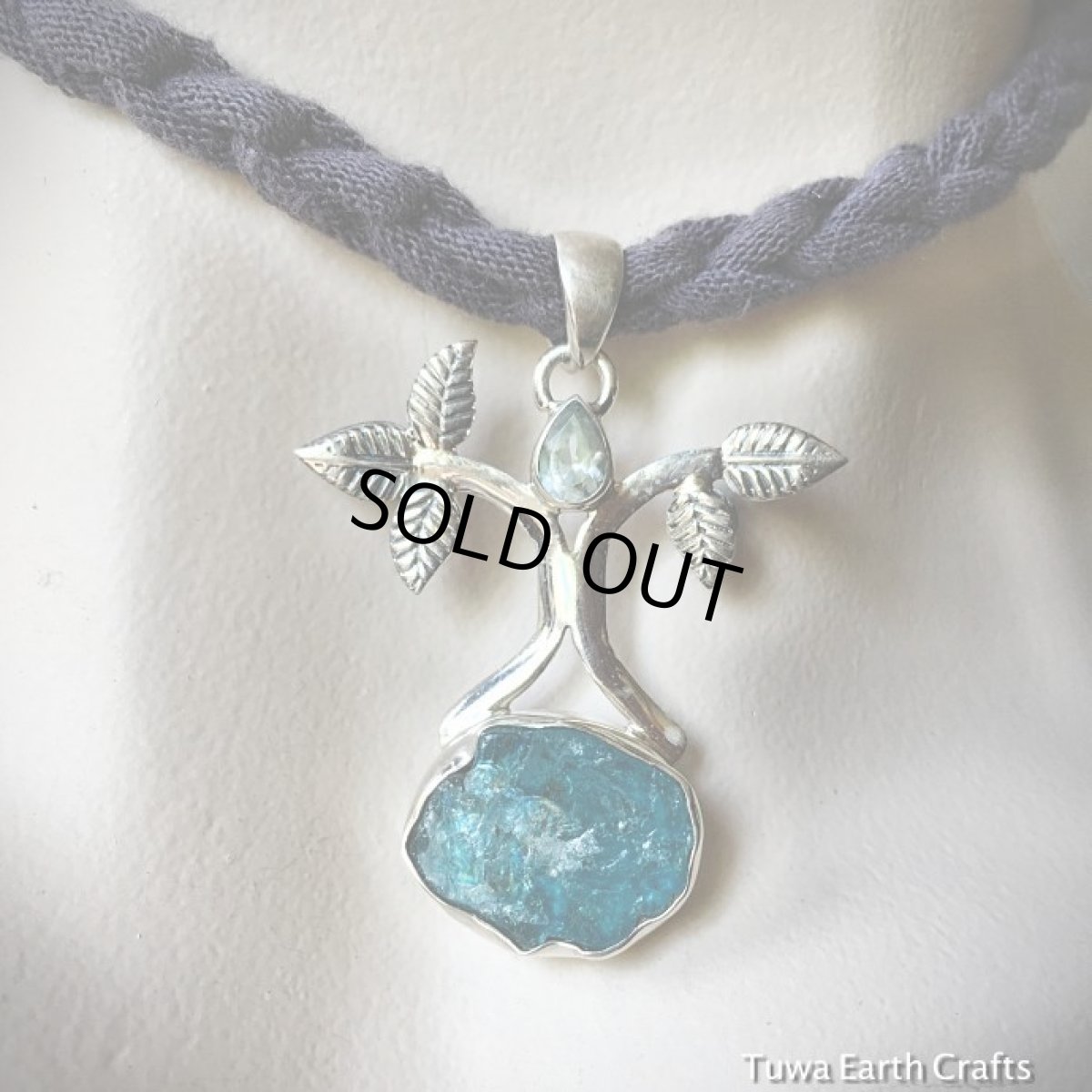 画像9: 【虹入り♪】生命の樹デザイン♪ 高品質ネオンブルーアパタイト原石&ブルートパーズ　ペンダントトップ　【モチベーション・インスピレーションアップの石】 (9)