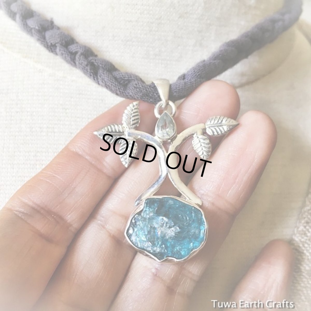 画像10: 【虹入り♪】生命の樹デザイン♪ 高品質ネオンブルーアパタイト原石&ブルートパーズ　ペンダントトップ　【モチベーション・インスピレーションアップの石】 (10)