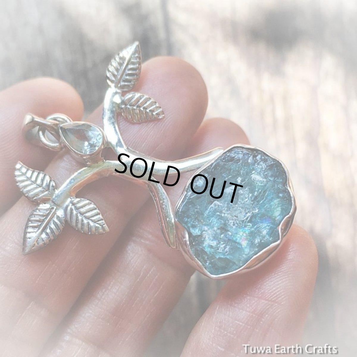 画像11: 【虹入り♪】生命の樹デザイン♪ 高品質ネオンブルーアパタイト原石&ブルートパーズ　ペンダントトップ　【モチベーション・インスピレーションアップの石】 (11)