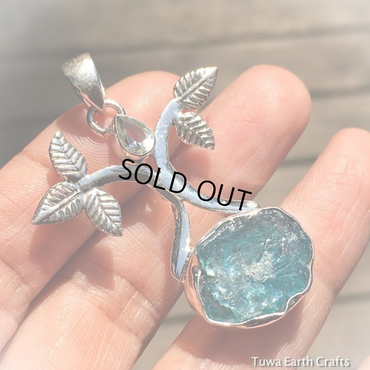 画像3: 【虹入り♪】生命の樹デザイン♪ 高品質ネオンブルーアパタイト原石&ブルートパーズ　ペンダントトップ　【モチベーション・インスピレーションアップの石】 (3)