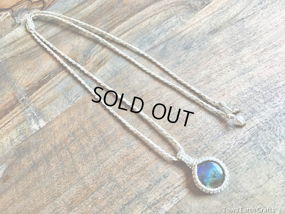 画像18: 【夢の実現をサポート】オーロラ色　神秘的シラー♪ 満月型ラブラドライト　ペンダント/ネックレス*ブルーグリーン系ラブラドレッセンス*シンプル*マクラメ*天然石パワーストーンアクセサリー (18)