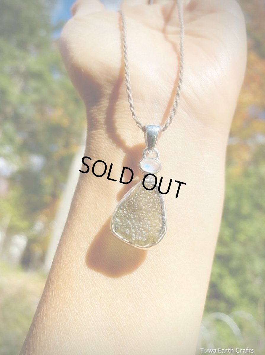 画像16: １点物 宇宙から来たレア希少石　高品質モルダバイト原石＆ブルームーンストーン ペンダントトップ　＊ヒーリングストーン天然石ジュエリーお守りアクセサリー (16)