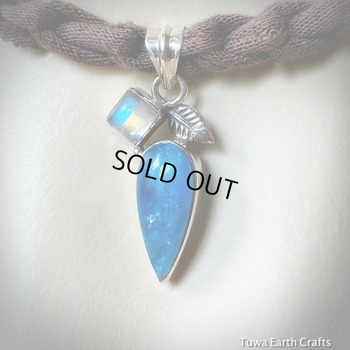 画像18: １点もの　キラキラシラー入り高品質ブルーアパタイト＆レインボームーンストーン　ペンダントトップ　葉っぱモチーフ　自然 天然石アクセサリー　お守りヒーリングジュエリー　 (18)