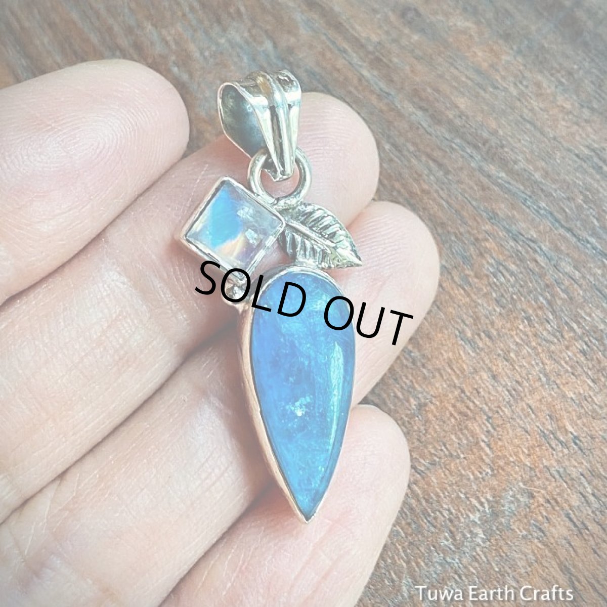 画像14: １点もの　キラキラシラー入り高品質ブルーアパタイト＆レインボームーンストーン　ペンダントトップ　葉っぱモチーフ　自然 天然石アクセサリー　お守りヒーリングジュエリー　 (14)