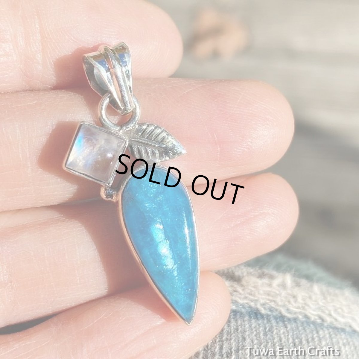 画像3: １点もの　キラキラシラー入り高品質ブルーアパタイト＆レインボームーンストーン　ペンダントトップ　葉っぱモチーフ　自然 天然石アクセサリー　お守りヒーリングジュエリー　 (3)