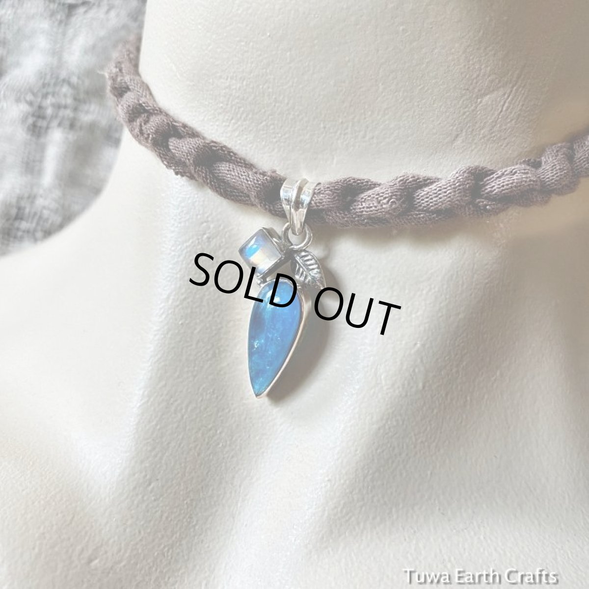 画像17: １点もの　キラキラシラー入り高品質ブルーアパタイト＆レインボームーンストーン　ペンダントトップ　葉っぱモチーフ　自然 天然石アクセサリー　お守りヒーリングジュエリー　 (17)