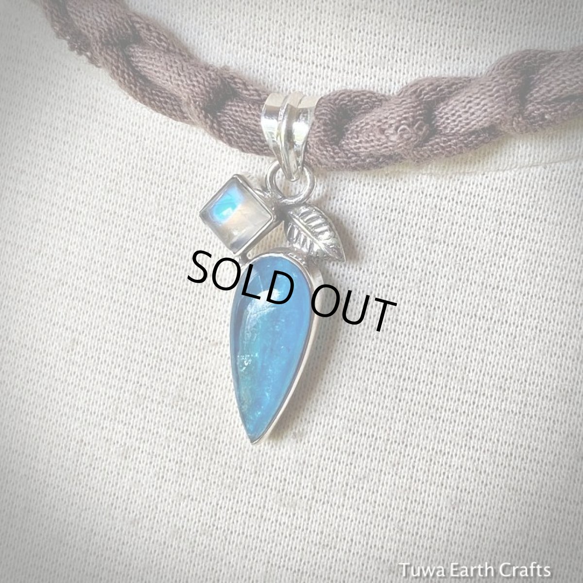 画像19: １点もの　キラキラシラー入り高品質ブルーアパタイト＆レインボームーンストーン　ペンダントトップ　葉っぱモチーフ　自然 天然石アクセサリー　お守りヒーリングジュエリー　 (19)