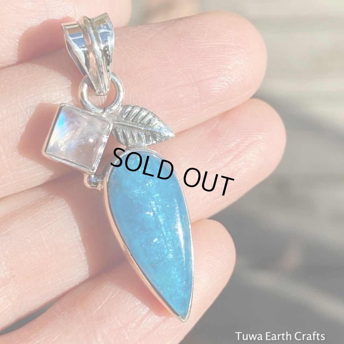 画像4: １点もの　キラキラシラー入り高品質ブルーアパタイト＆レインボームーンストーン　ペンダントトップ　葉っぱモチーフ　自然 天然石アクセサリー　お守りヒーリングジュエリー　 (4)