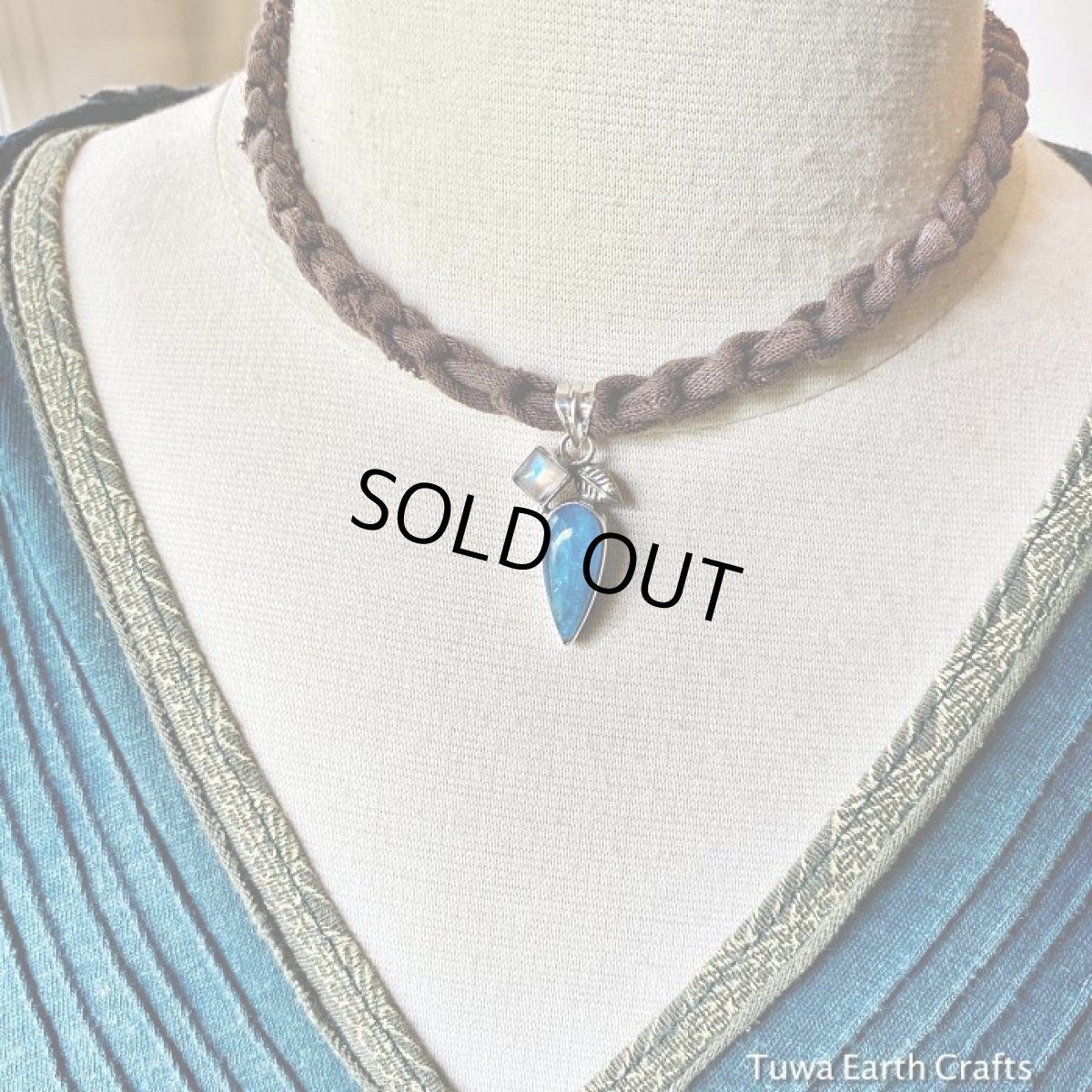 画像20: １点もの　キラキラシラー入り高品質ブルーアパタイト＆レインボームーンストーン　ペンダントトップ　葉っぱモチーフ　自然 天然石アクセサリー　お守りヒーリングジュエリー　 (20)