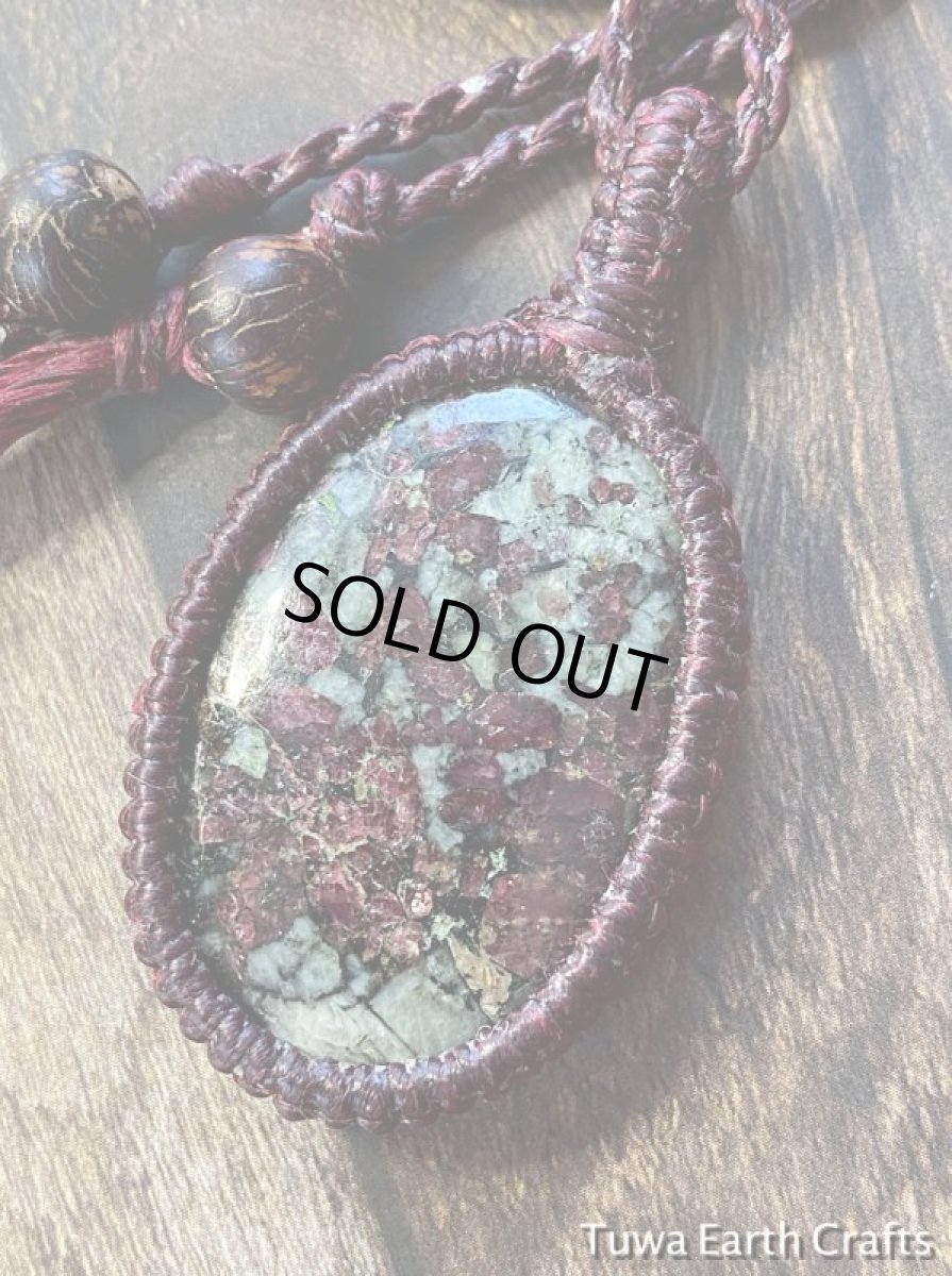 画像4: 【女性性・夫婦円満・良縁・創造力アップ】1点物　大ぶり高品質ロシア産ユーディアライト　ペンダント・ネックレス*シンプル＆ナチュラル＊ヒーリングお守りパワーストーン天然石アクセサリー　エスニック  (4)