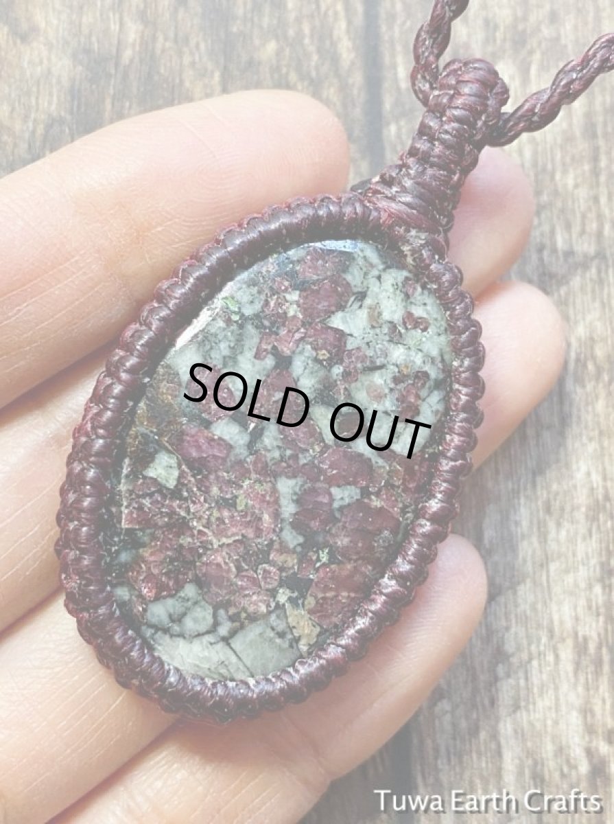 画像2: 【女性性・夫婦円満・良縁・創造力アップ】1点物　大ぶり高品質ロシア産ユーディアライト　ペンダント・ネックレス*シンプル＆ナチュラル＊ヒーリングお守りパワーストーン天然石アクセサリー　エスニック  (2)