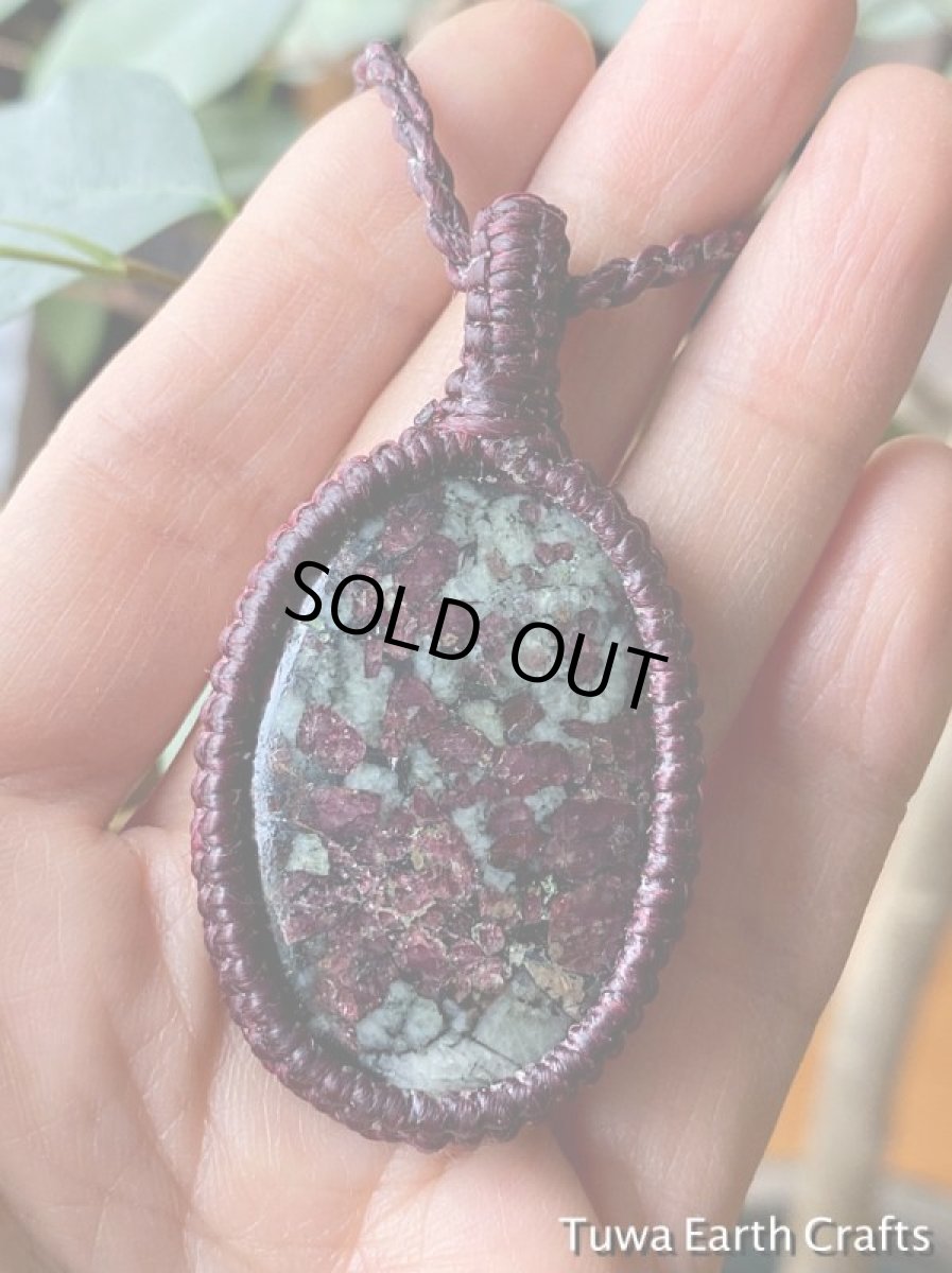 画像3: 【女性性・夫婦円満・良縁・創造力アップ】1点物　大ぶり高品質ロシア産ユーディアライト　ペンダント・ネックレス*シンプル＆ナチュラル＊ヒーリングお守りパワーストーン天然石アクセサリー　エスニック  (3)