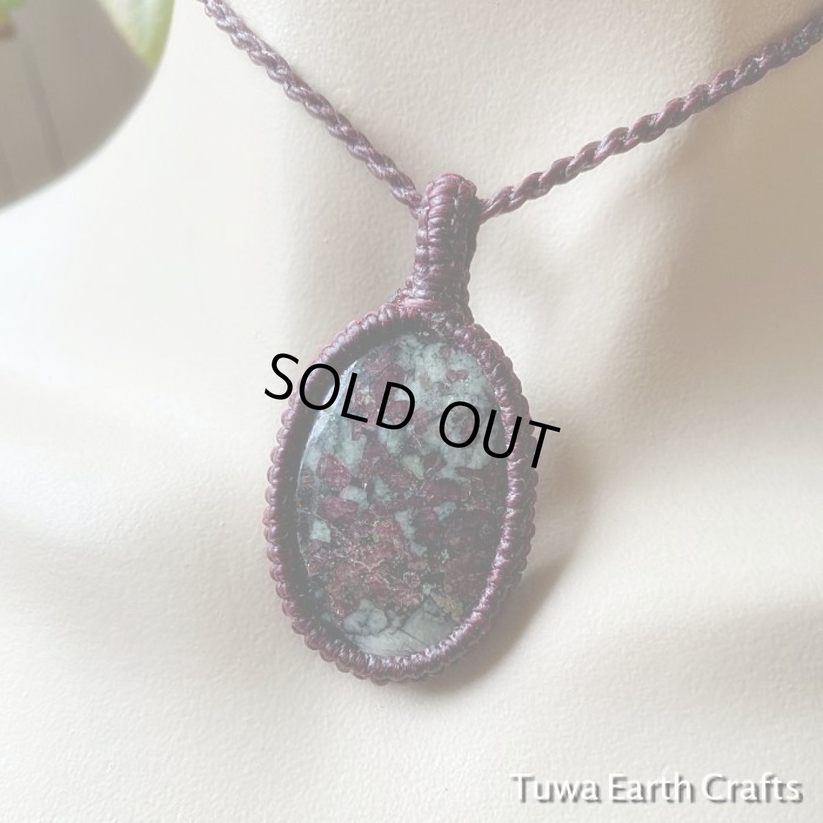 画像9: 【女性性・夫婦円満・良縁・創造力アップ】1点物　大ぶり高品質ロシア産ユーディアライト　ペンダント・ネックレス*シンプル＆ナチュラル＊ヒーリングお守りパワーストーン天然石アクセサリー　エスニック  (9)