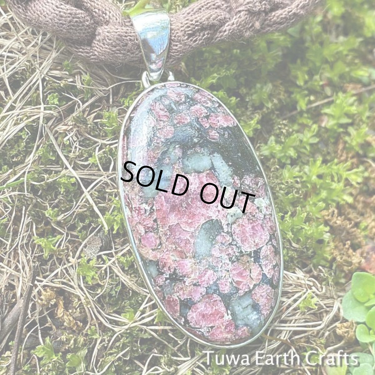 画像2: 【女性性シンボル・開運・才能発揮・宇宙との調和】1点物　大ぶり高品質ユーディアライト（ロシア産）　ペンダントトップ★ヒーリングお守り天然石ジュエリー　パワーストーン　アクセサリー (2)