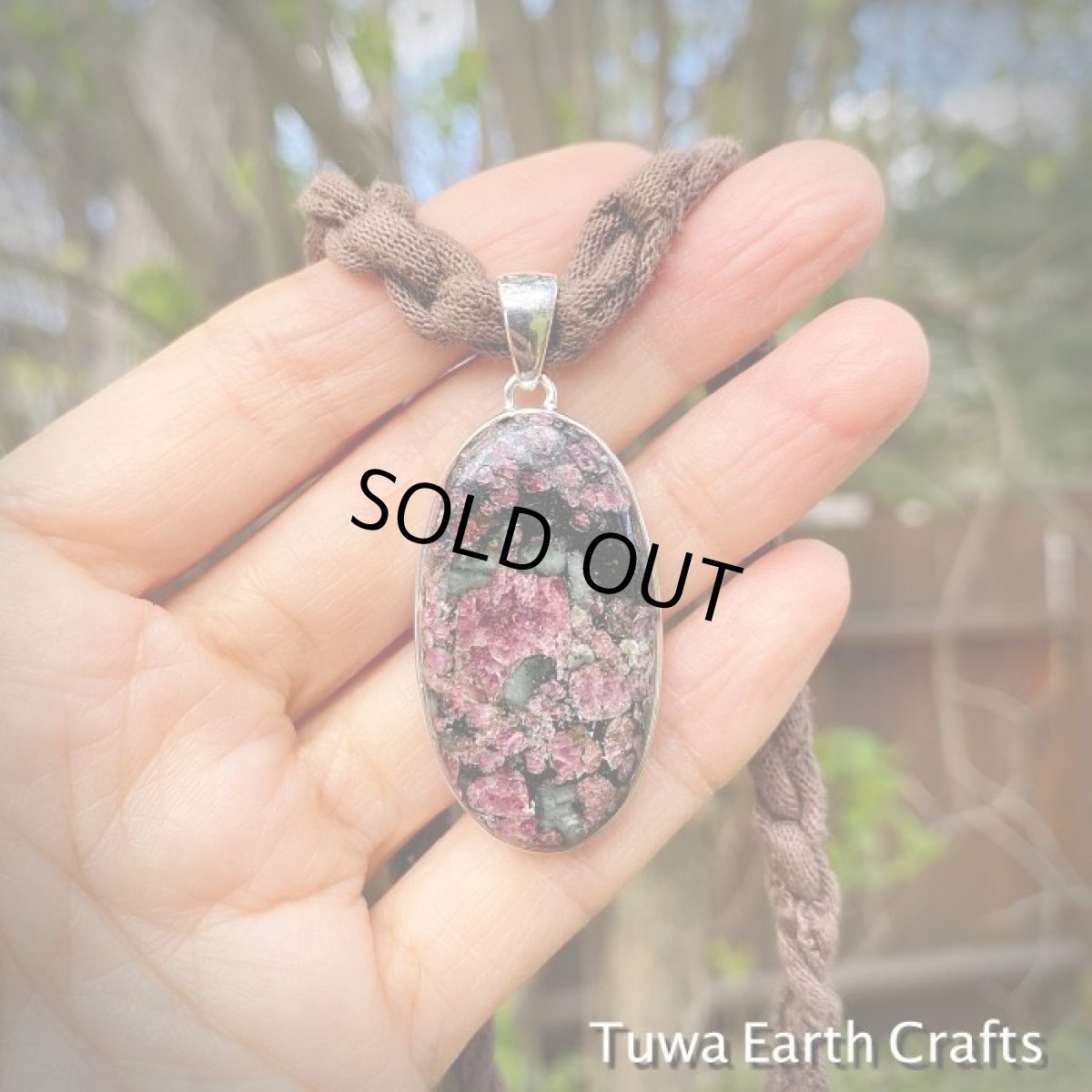 画像6: 【女性性シンボル・開運・才能発揮・宇宙との調和】1点物　大ぶり高品質ユーディアライト（ロシア産）　ペンダントトップ★ヒーリングお守り天然石ジュエリー　パワーストーン　アクセサリー (6)