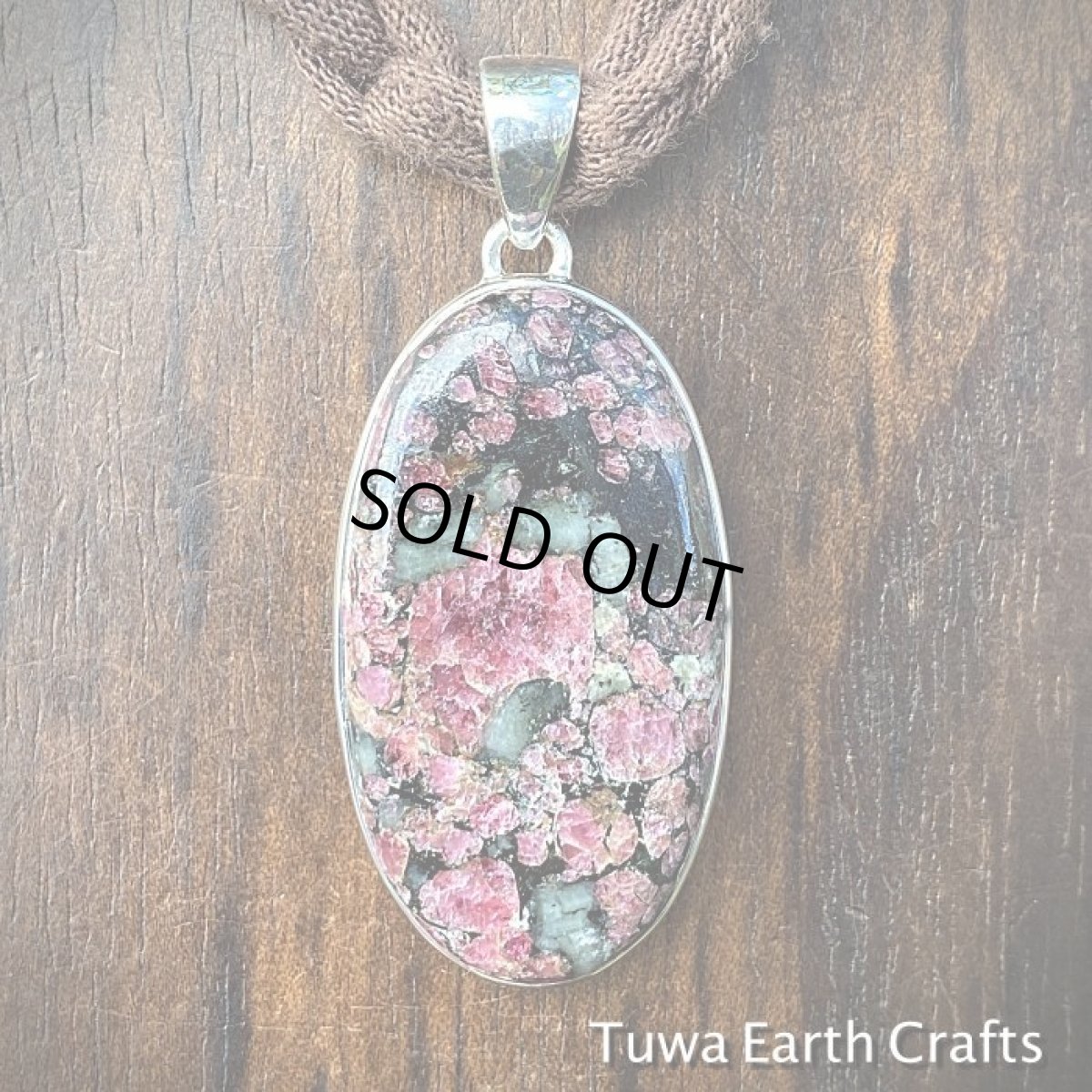 画像8: 【女性性シンボル・開運・才能発揮・宇宙との調和】1点物　大ぶり高品質ユーディアライト（ロシア産）　ペンダントトップ★ヒーリングお守り天然石ジュエリー　パワーストーン　アクセサリー (8)