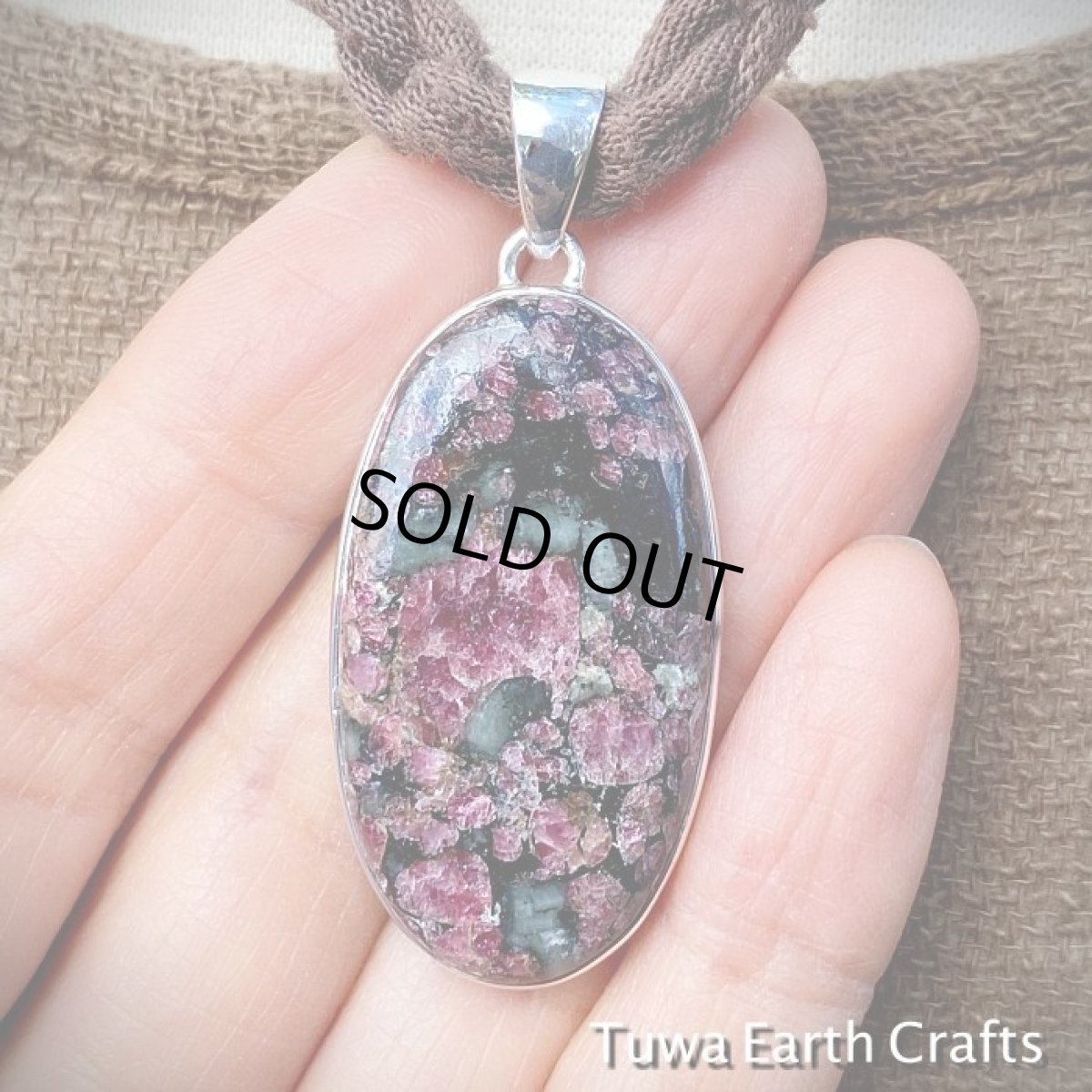 画像5: 【女性性シンボル・開運・才能発揮・宇宙との調和】1点物　大ぶり高品質ユーディアライト（ロシア産）　ペンダントトップ★ヒーリングお守り天然石ジュエリー　パワーストーン　アクセサリー (5)