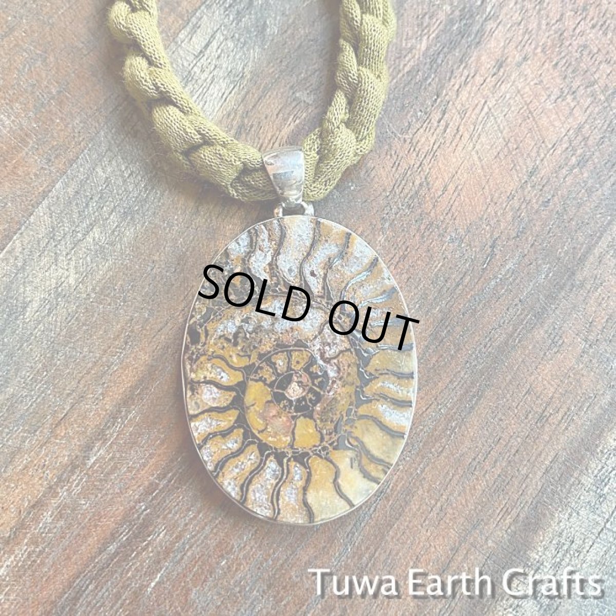 画像4: 【生命力アップ・グラウンディング・開運】大ぶりヘマタイト入り高品質アンモナイト化石ペンダントトップ★ヒーリングストーン天然石ジュエリー　パワーストーンアクセサリー (4)