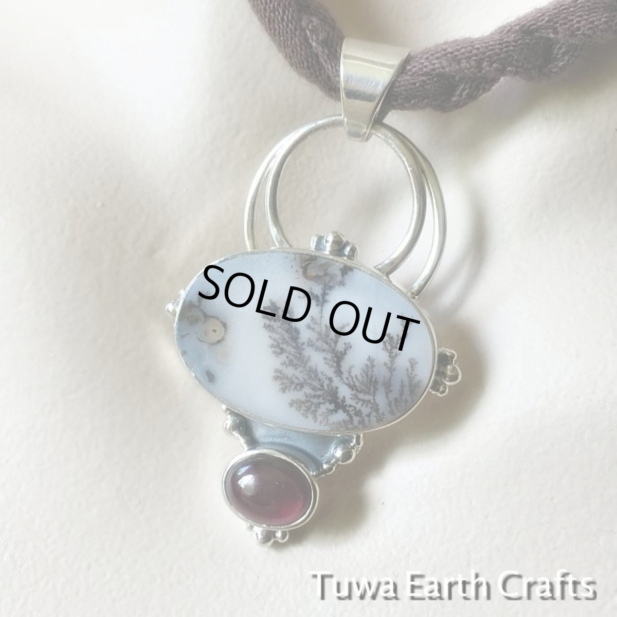 画像9: 【自然との繋がりを深める】1点もの　高品質デンドリティック （ランドスケープ）アゲート・デンドライト＆ガーネット  ペンダントトップ　天然石ヒーリングジュエリー　パワーストーンお守りアクセサリー (9)