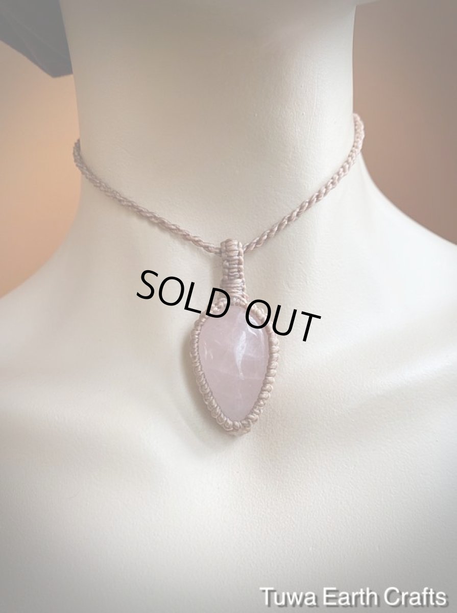 画像11: 【愛と平和のシンボル】石全長4cm大ぶりぽってり高品質ローズクォーツ ペンダント/ネックレス*シンプル＆ナチュラル*ヒーリング天然石パワーストーンお守りアクセサリー*ハンドメイド マクラメ編み (11)