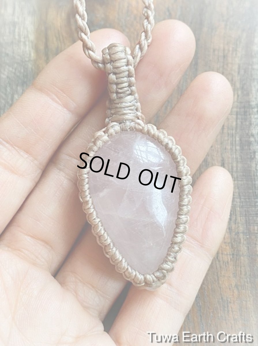 画像19: 【愛と平和のシンボル】石全長4cm大ぶりぽってり高品質ローズクォーツ ペンダント/ネックレス*シンプル＆ナチュラル*ヒーリング天然石パワーストーンお守りアクセサリー*ハンドメイド マクラメ編み (19)